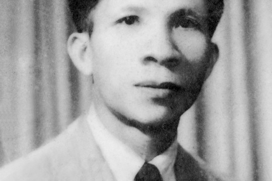 ÔNG KHUẤT DUY TIỄN ( tức MINH TRANH) nhà sử học và là một cán bộ lão thành cách mạng