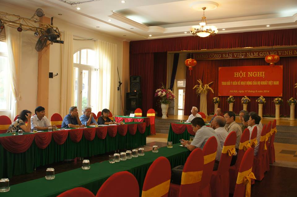 Roan canh hop Hoi nghi Ho Khuat